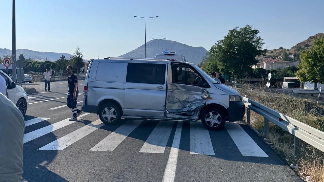 Nevşehir’de Kamyonet ile Minibüs Çarpıştı: 1 Yaralı